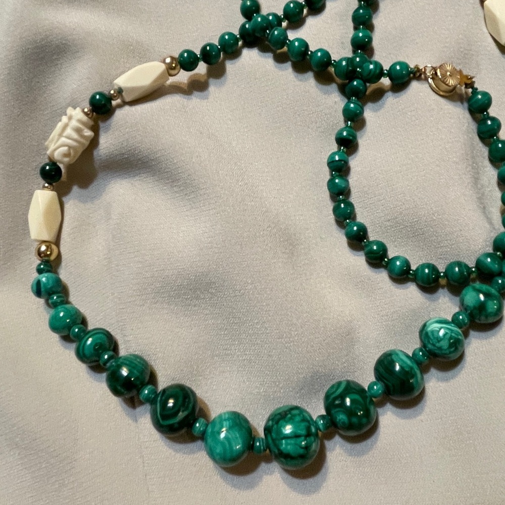 Vtg genuine malachite carved jade  gold necklace - Picture 10 of 12